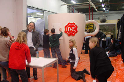 D.E mok van polyester beschilderd door schoolkinderen